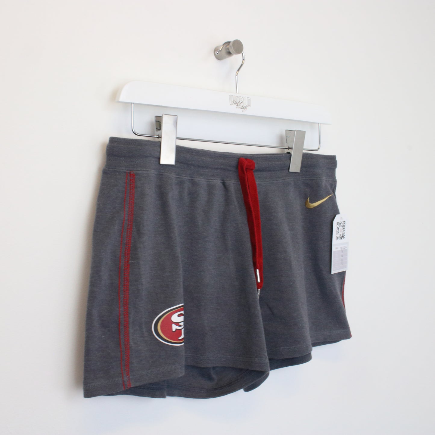 Vintage Nike shorts in grey. Best fits S