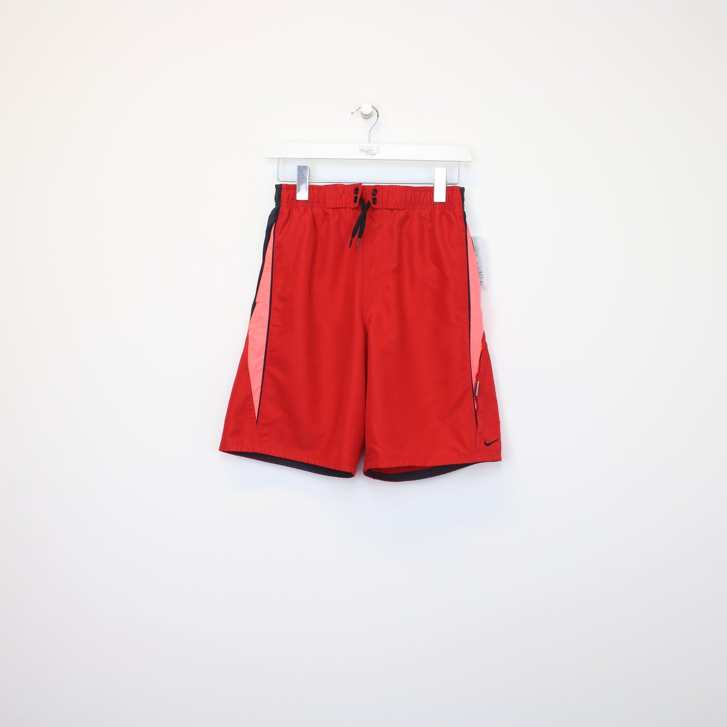 Vintage Nike shorts in red. Best fits S