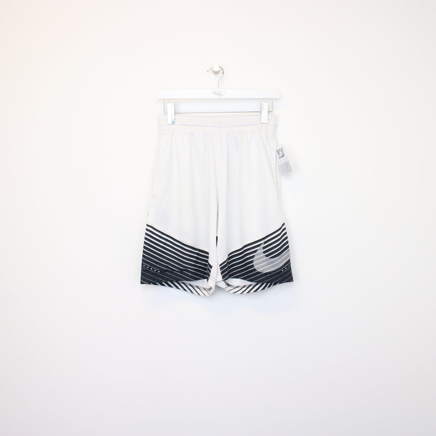 Vintage Nike shorts in white. Best fits S