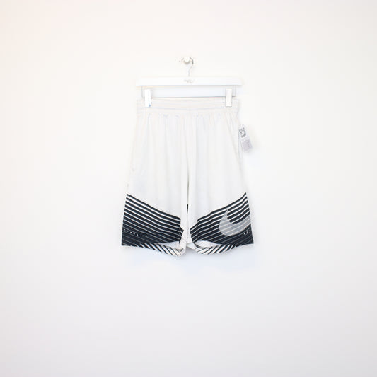 Vintage Nike shorts in white. Best fits S