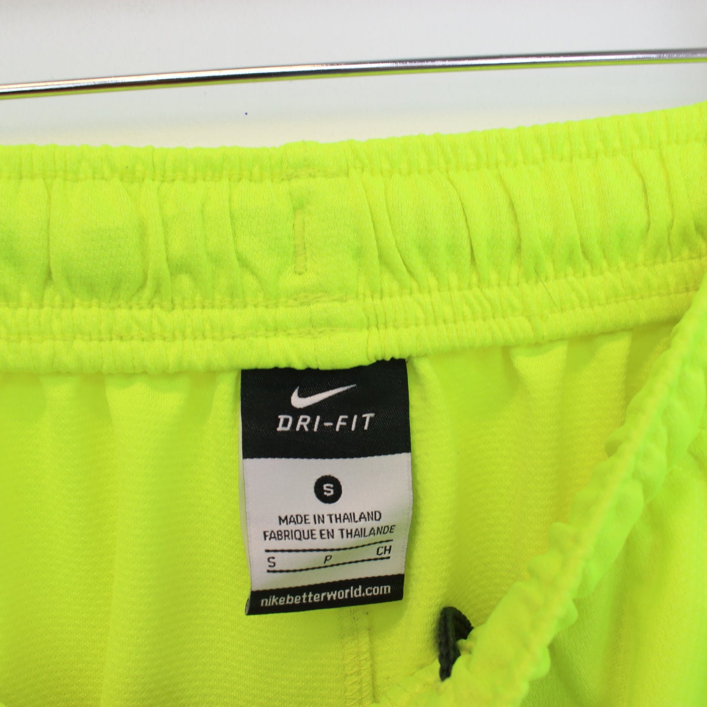 Vintage Nike shorts in neon yellow. Best fits S