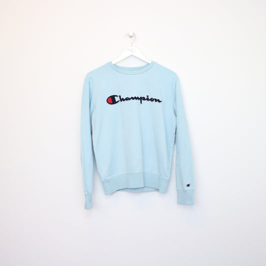 Vintage Champion sweatshirt in blue. Best fits S