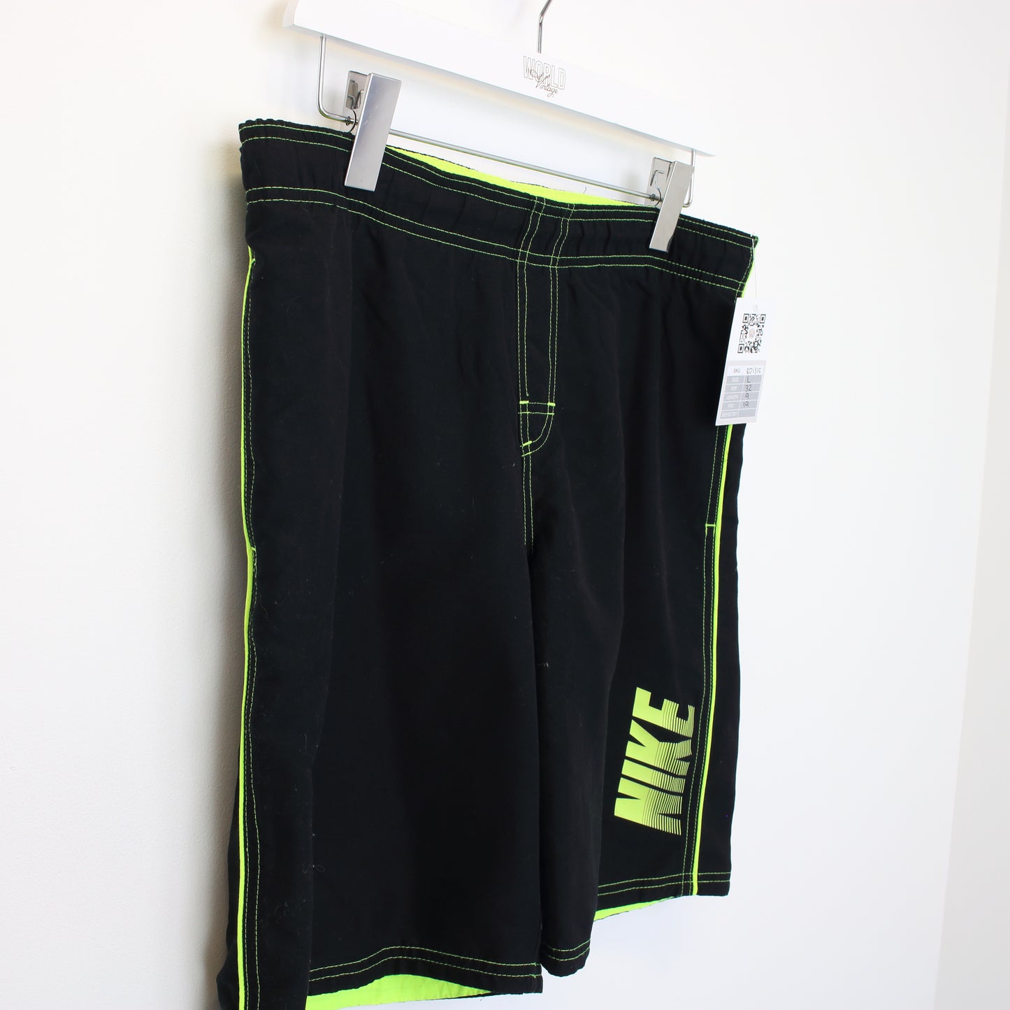 Vintage Nike shorts in black and green. Best fits L