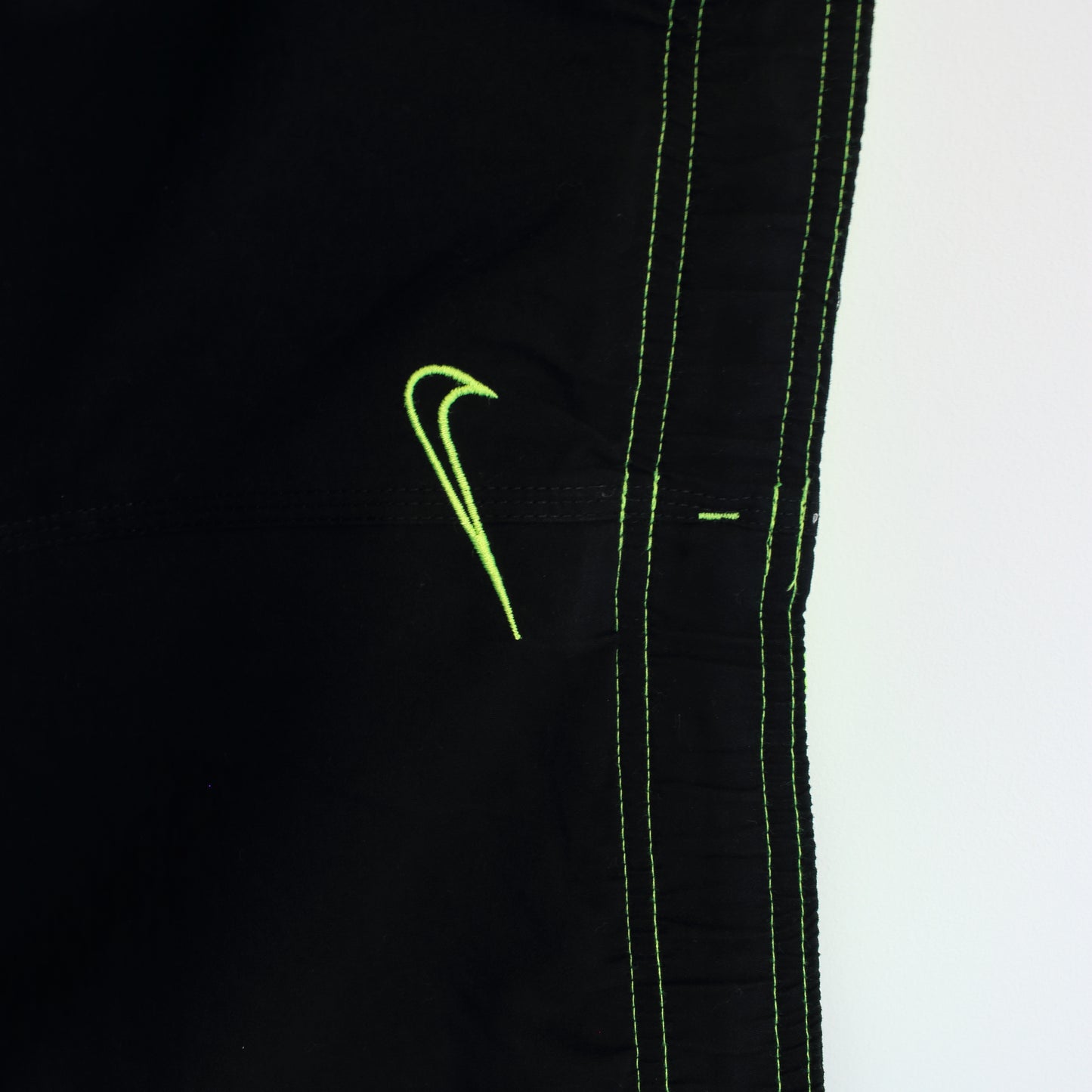 Vintage Nike shorts in black and green. Best fits L