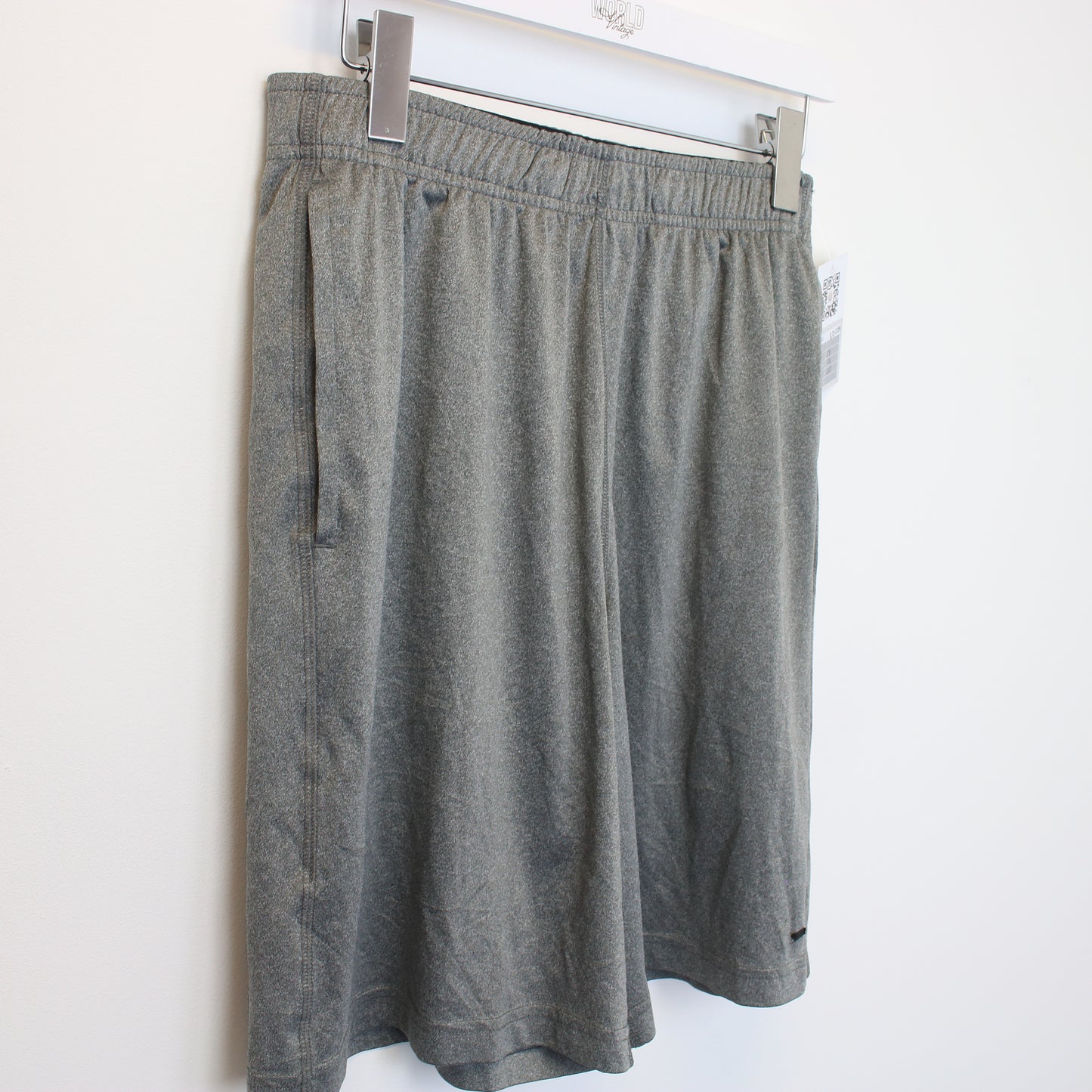 Vintage Nike shorts in grey. Best fits L