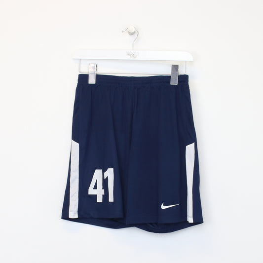 Vintage Nike shorts in navy blue. Best fits S