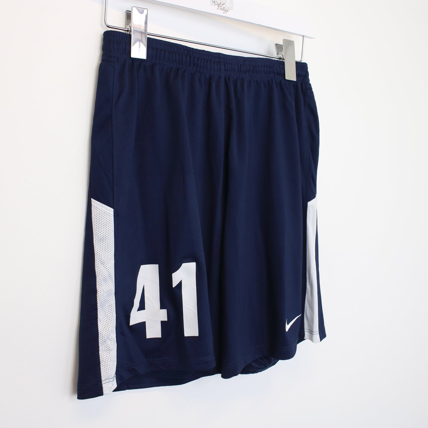 Vintage Nike shorts in navy blue. Best fits S