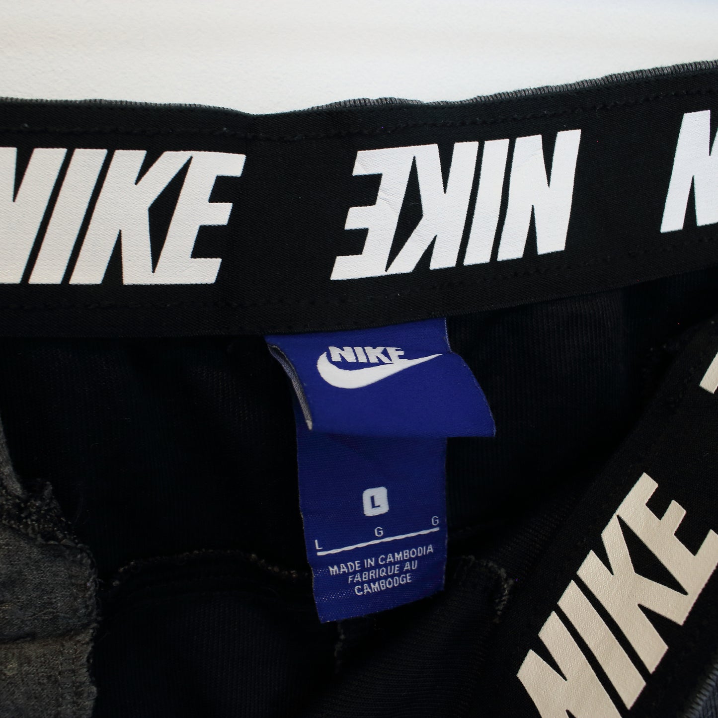 Vintage Nike joggers in grey. Best fits L