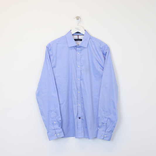 Vintage Tommy Hilfiger shirt in blue. Best fits L