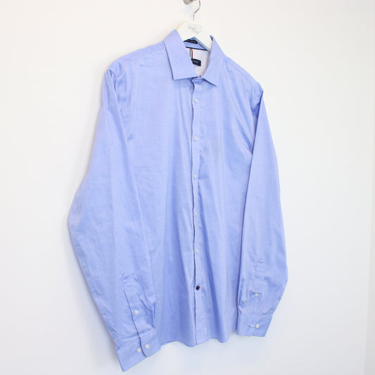 Vintage Tommy Hilfiger shirt in blue. Best fits L