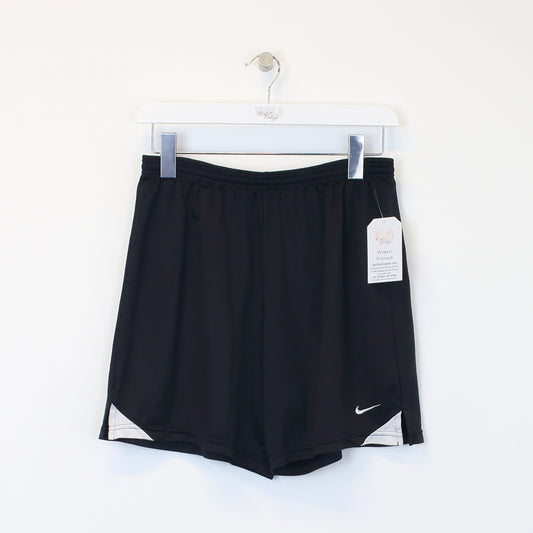 Vintage Nike shorts in black. Best fits S