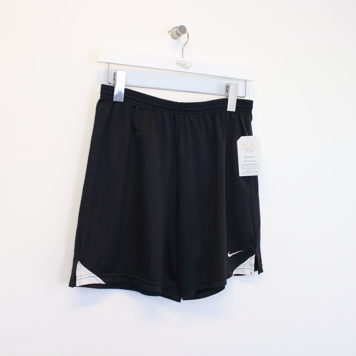 Vintage Nike shorts in black. Best fits S