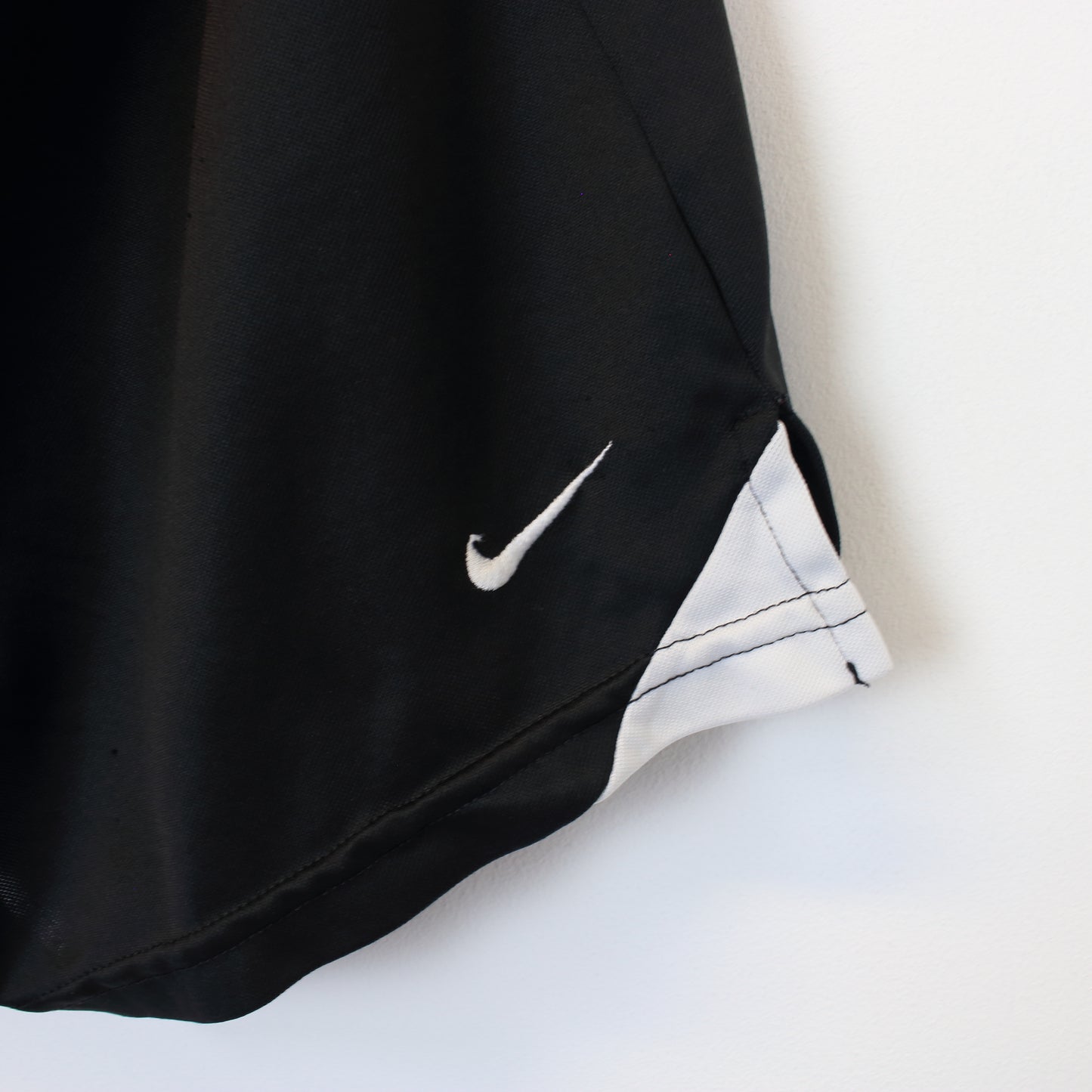 Vintage Nike shorts in black. Best fits S