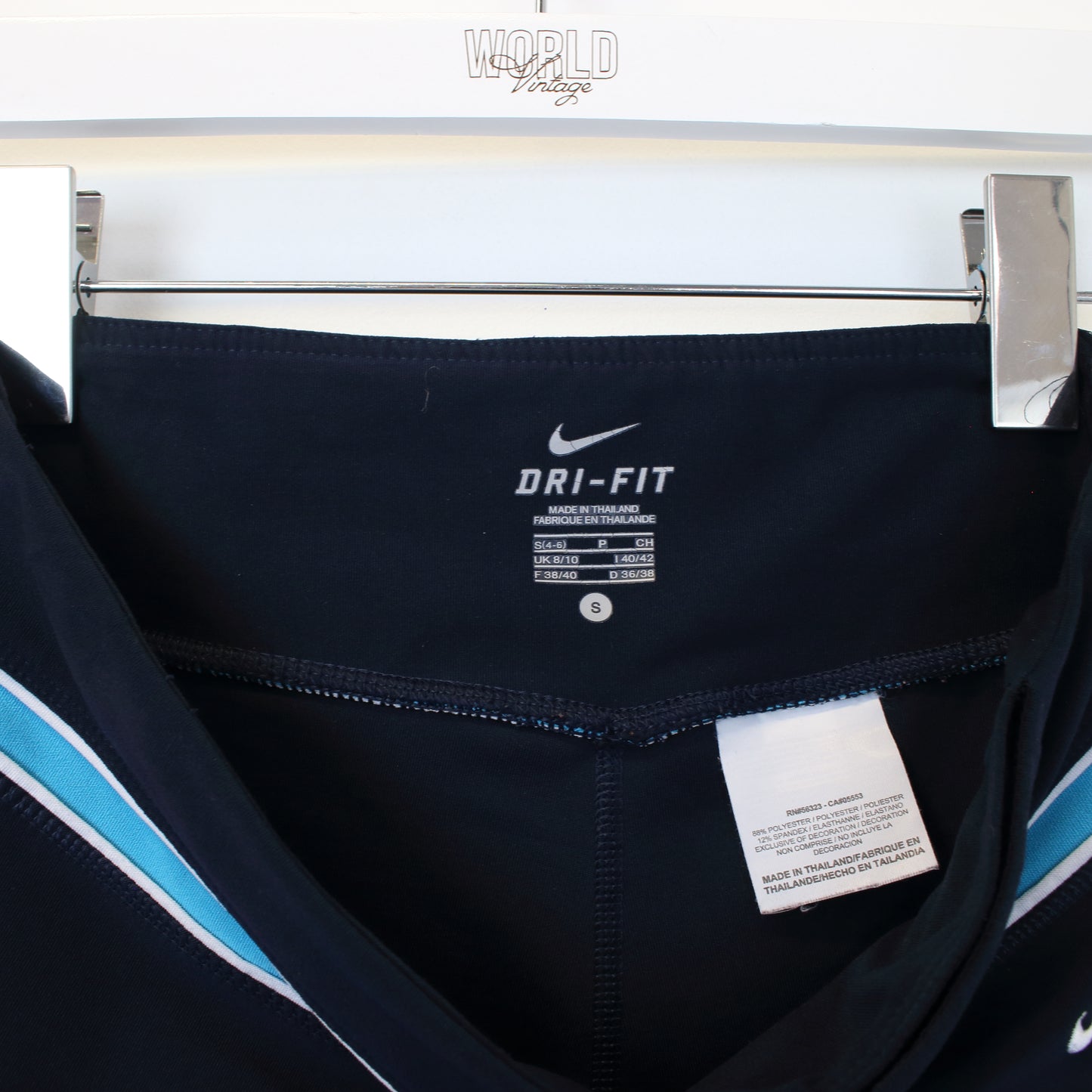 Vintage Nike shorts in navy blue. Best fits S