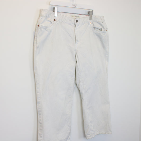 Vintage Tommy Hilfiger Jeans in white. Best fit W40 L25