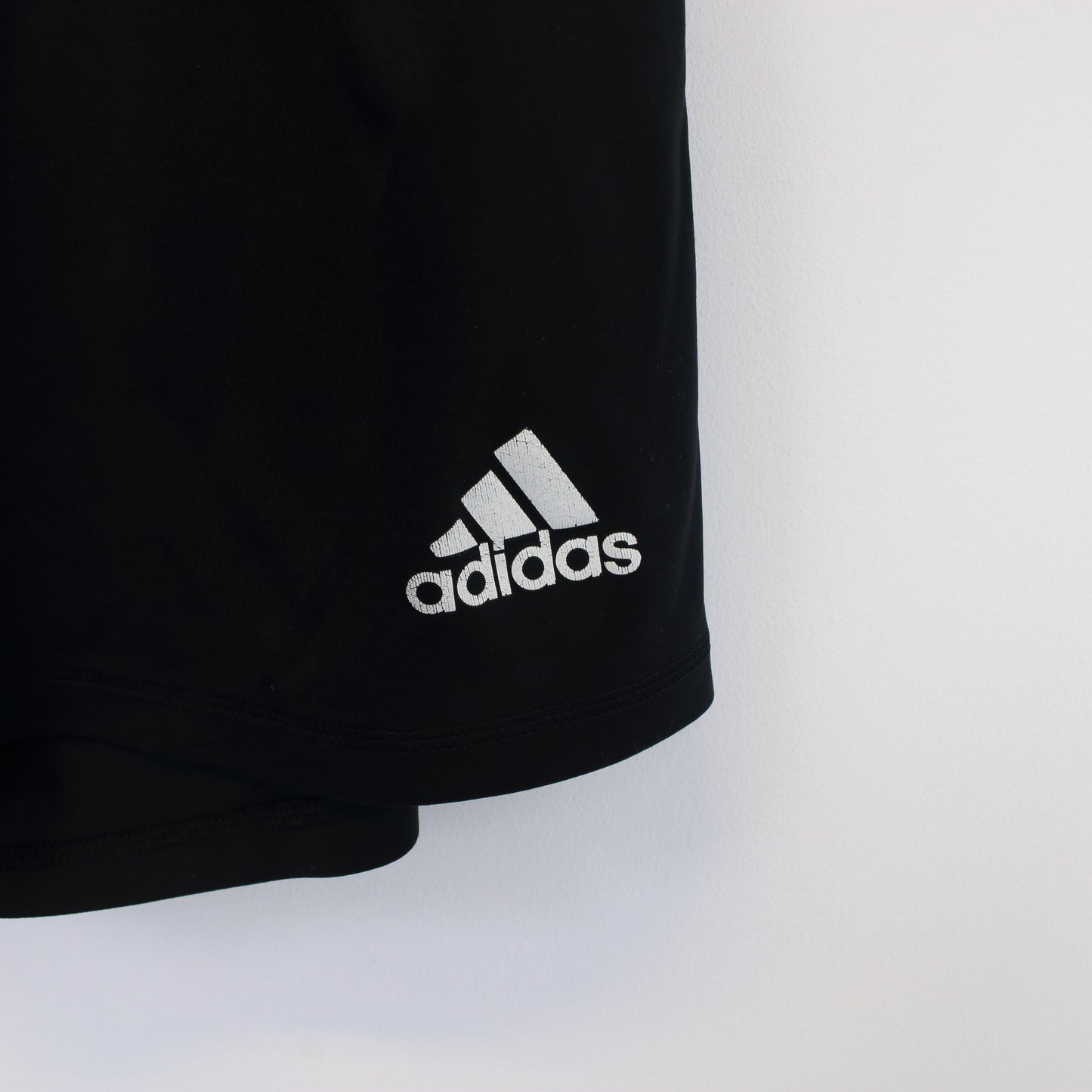 Vintage Adidas shorts in black. Best fit M