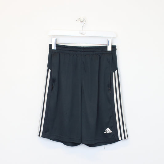 Vintage Adidas shorts in grey. Best fits M