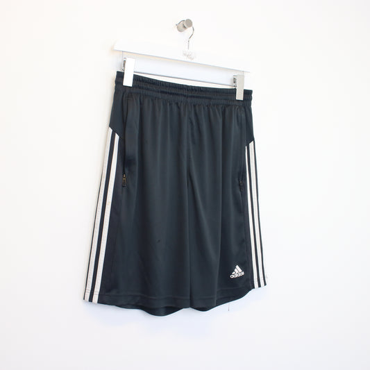 Vintage Adidas shorts in grey. Best fits M