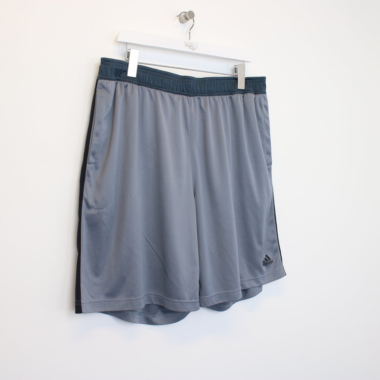 Vintage Adidas shorts in grey. Best fits XXL