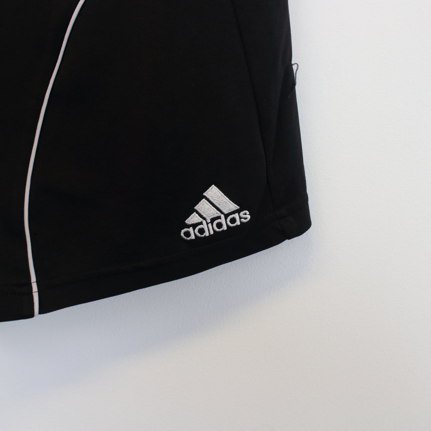 Vintage Adidas shorts in black. Best fits M