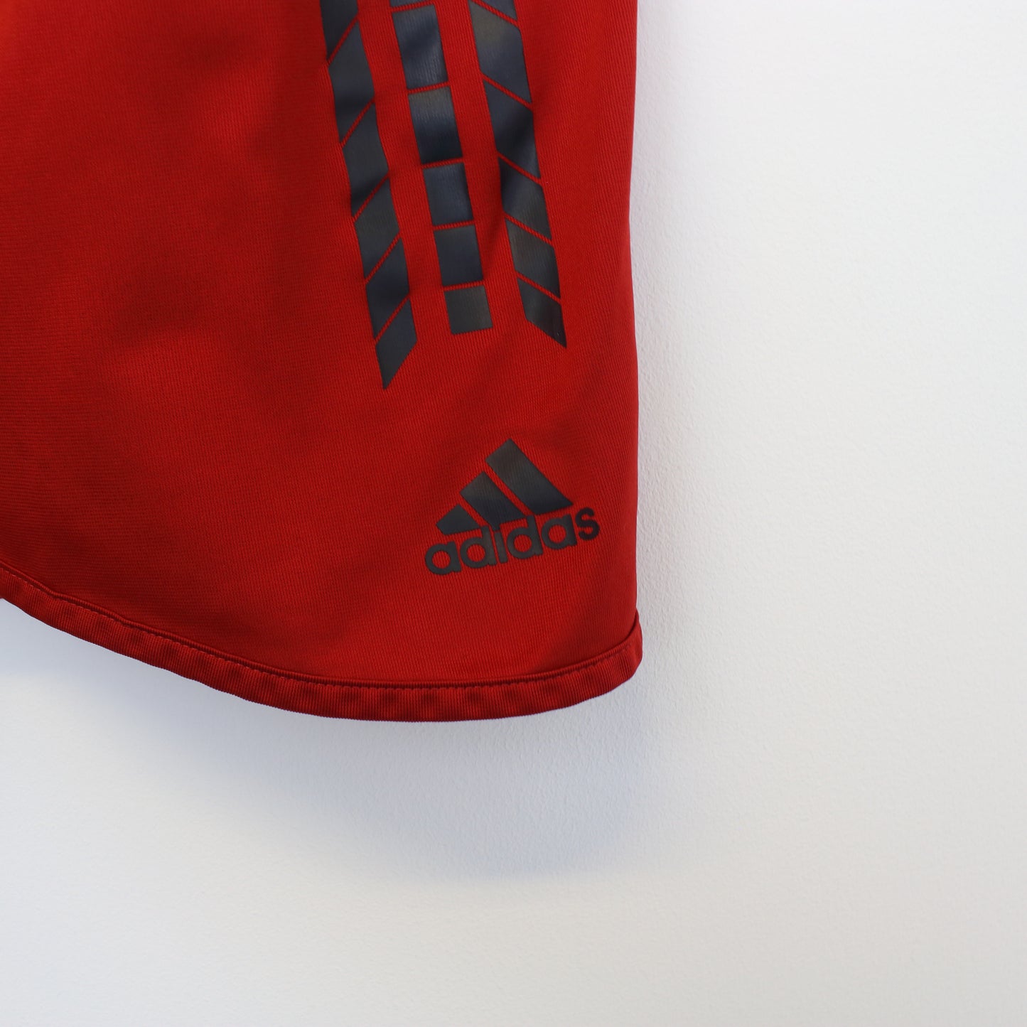 Vintage Adidas shorts in red. Best fits L