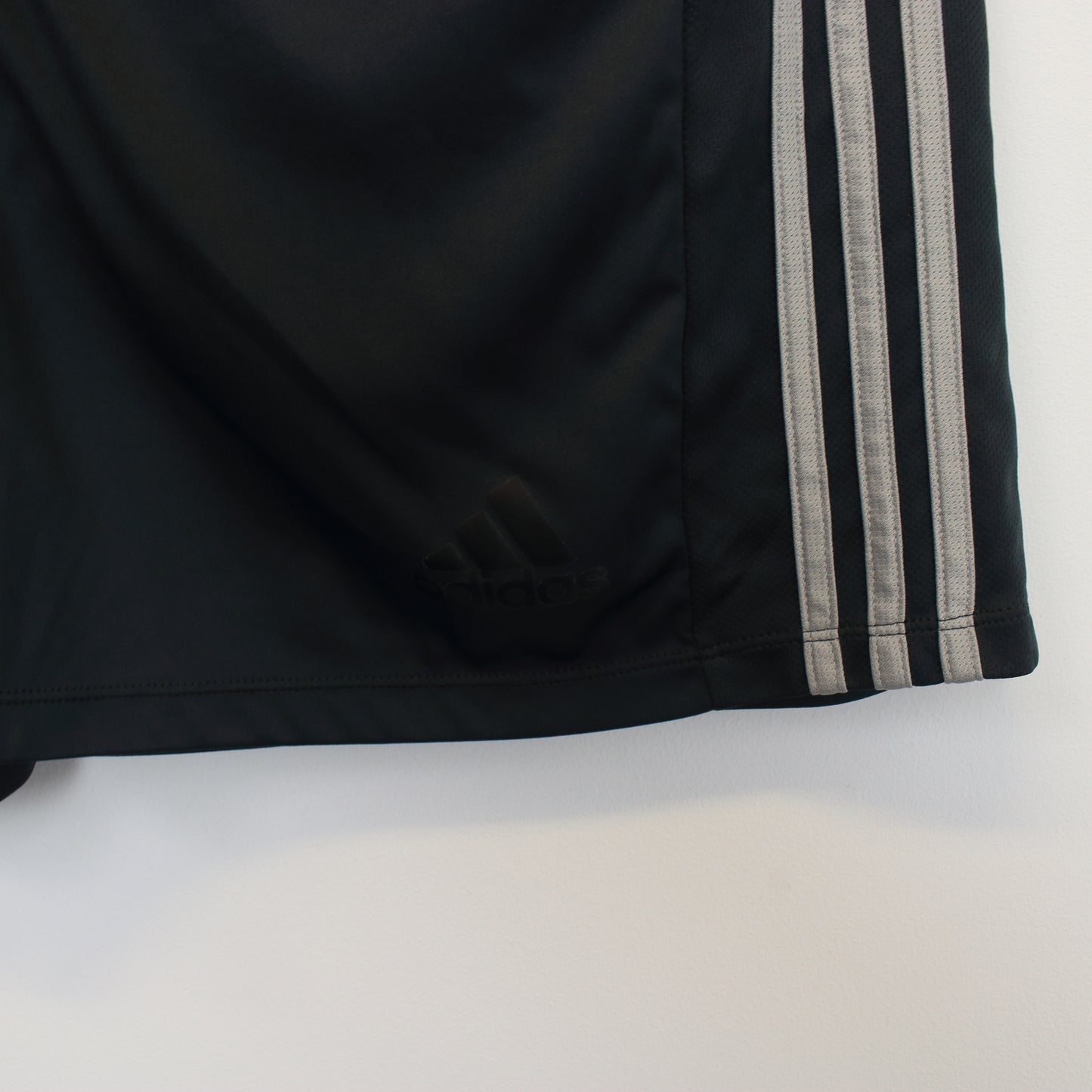 Vintage Adidas shorts in grey and black. Best fits XL