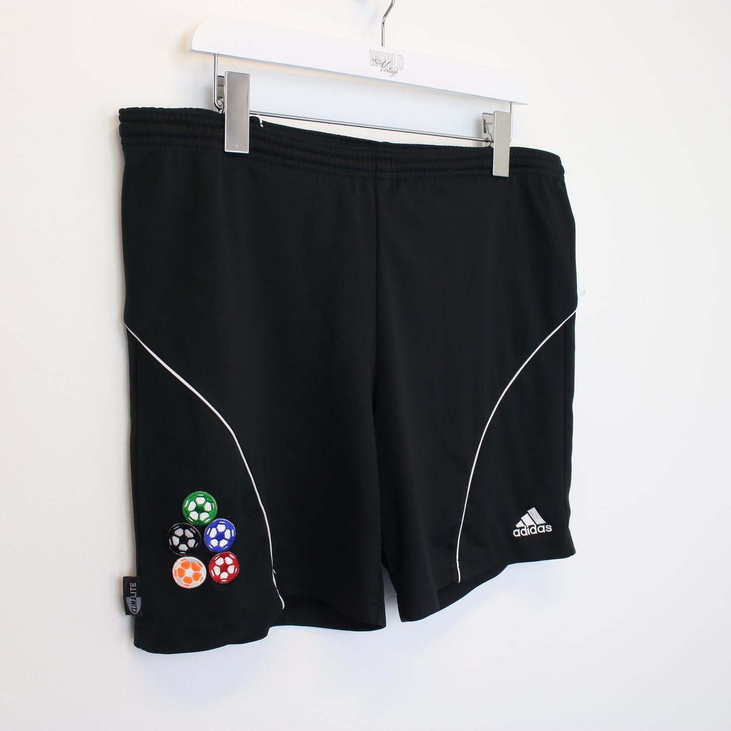 Vintage Adidas shorts in black. Best fits XL