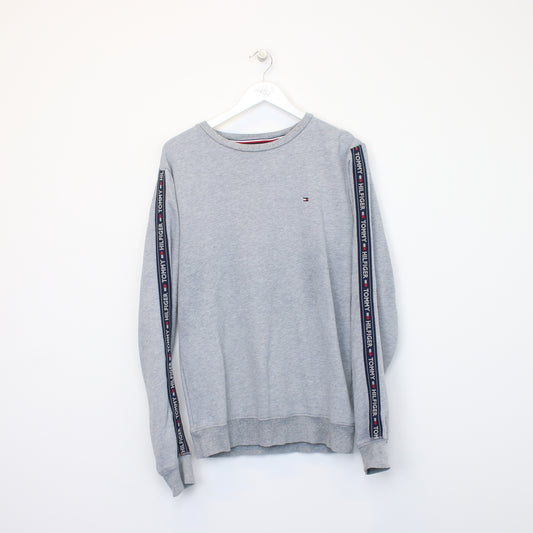 Vintage Tommy Hilfiger sweatshirt in grey. Best fits L