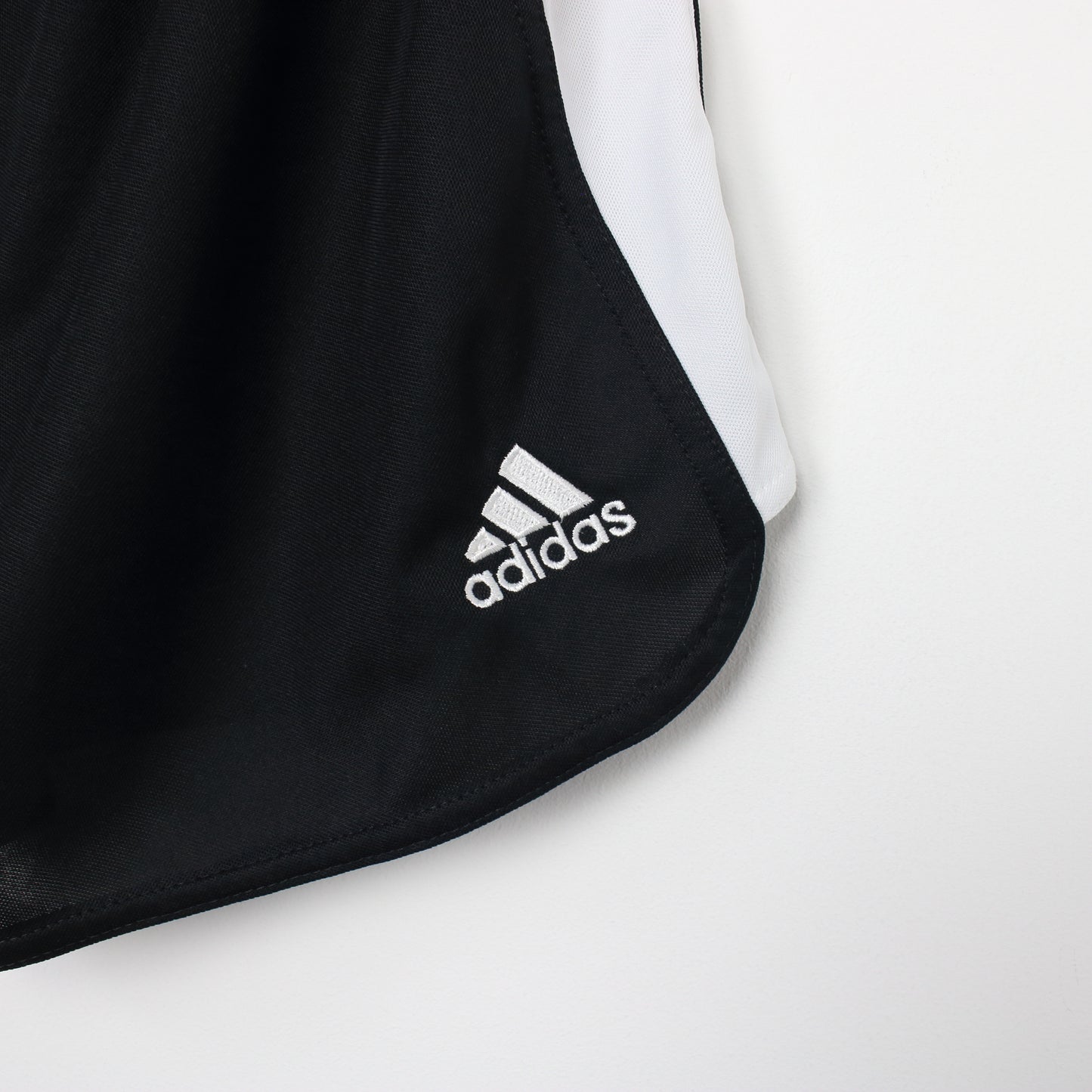 Vintage Adidas shorts in black and white. Best fits M