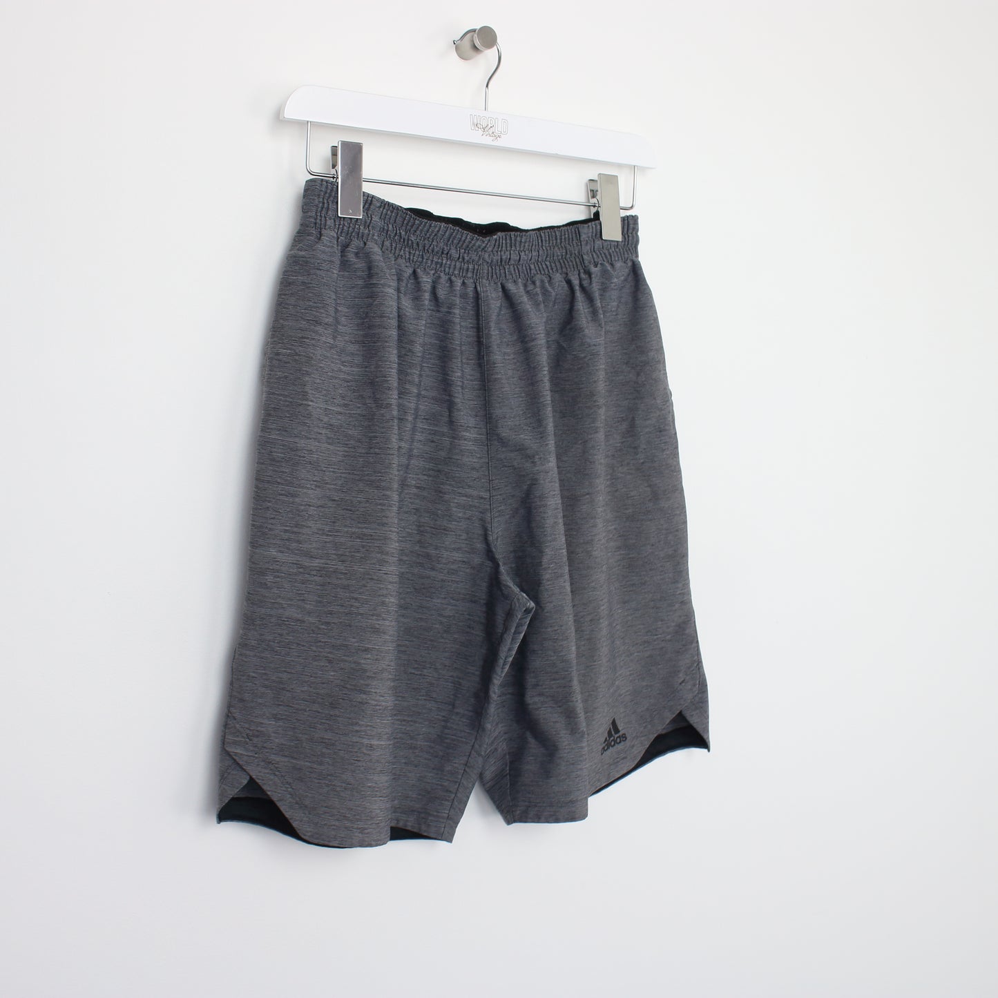 Vintage Adidas shorts in grey. Best fits M