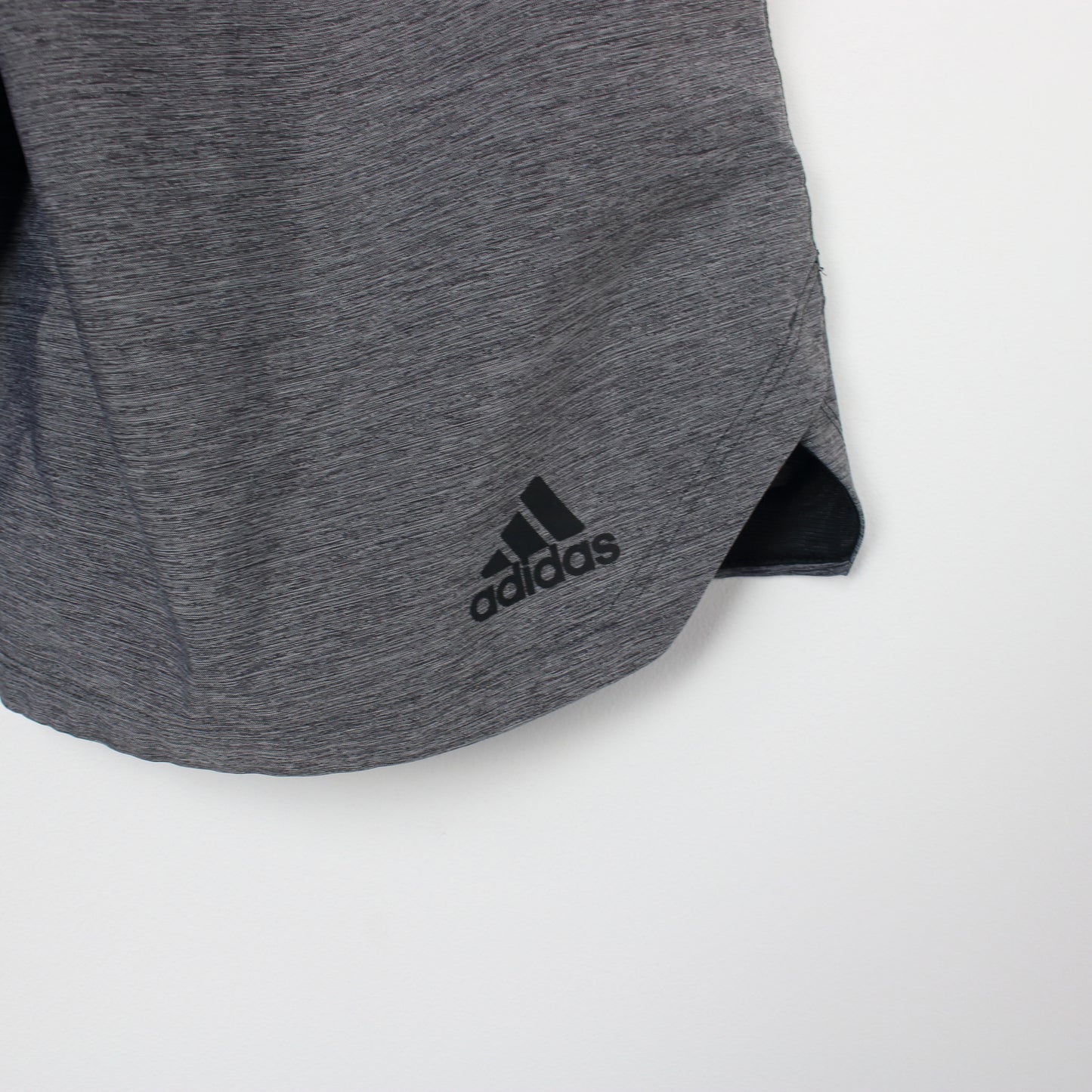 Vintage Adidas shorts in grey. Best fits M