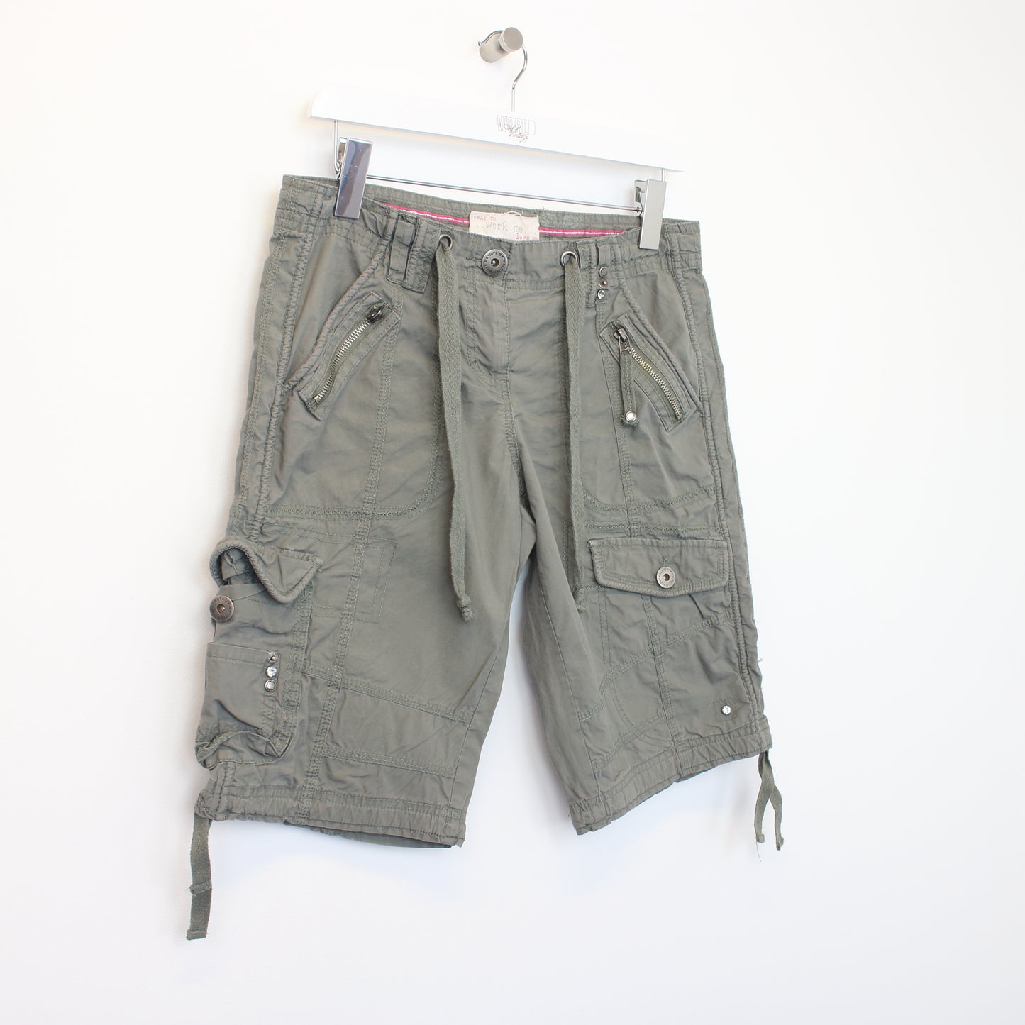 Vintage Women's New Look shorts in grey. Best fits W 30