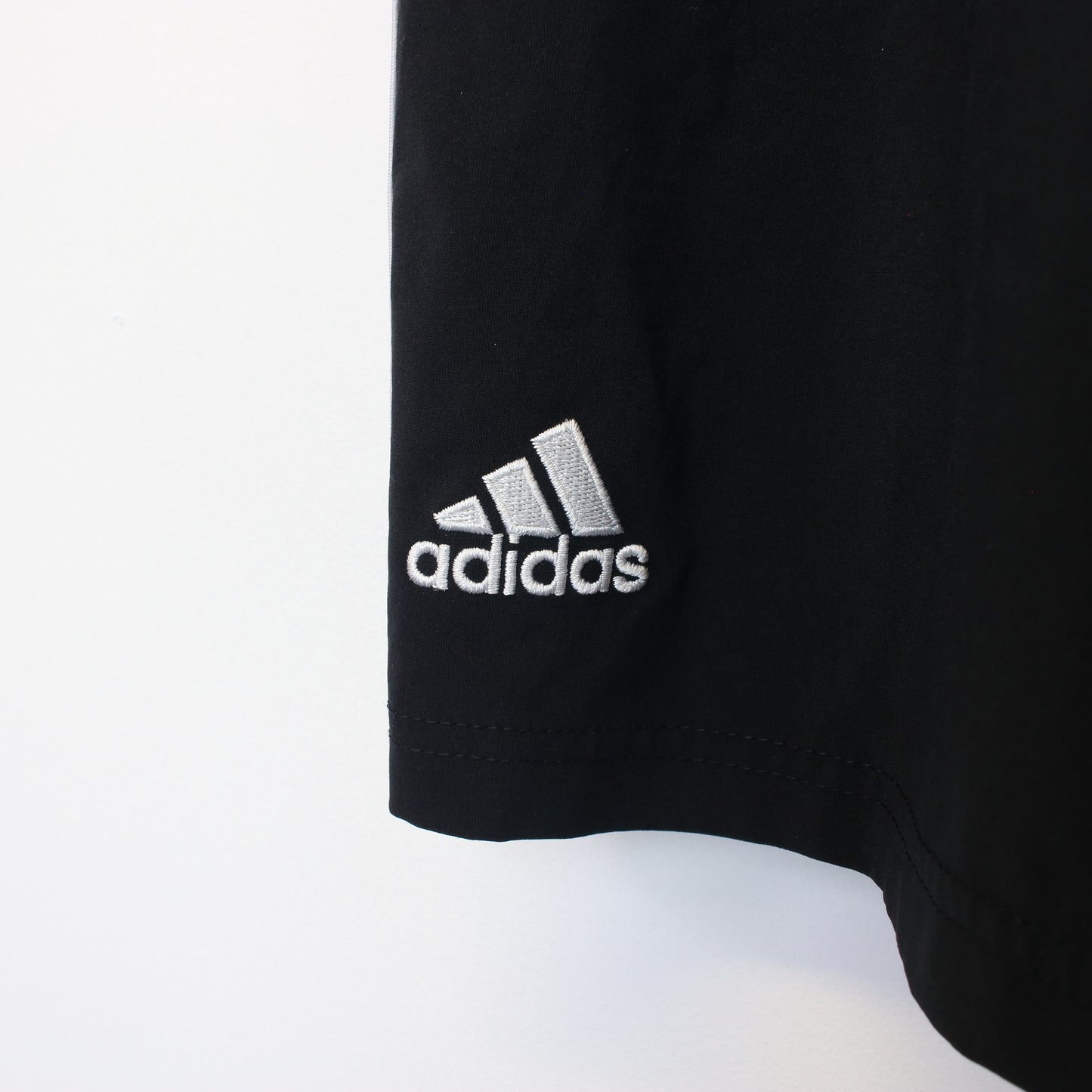 Vintage Adidas shorts in black and white. Best fits XL