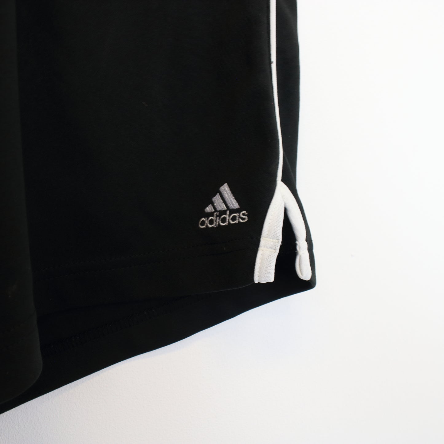 Vintage Adidas shorts in black and white. Best fits XL