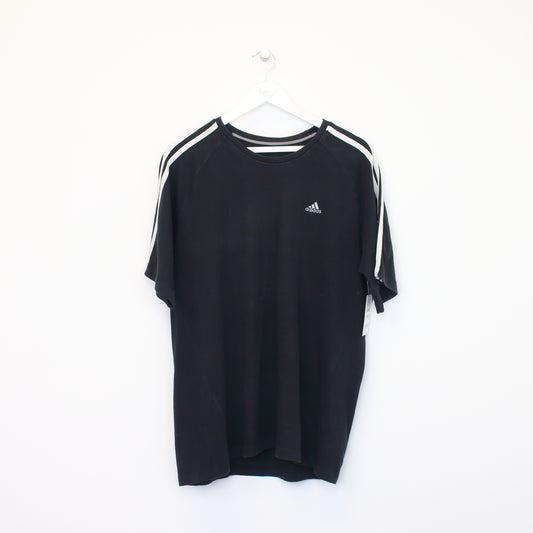 Vintage Adidas T-Shirt in black and white. Best fits L