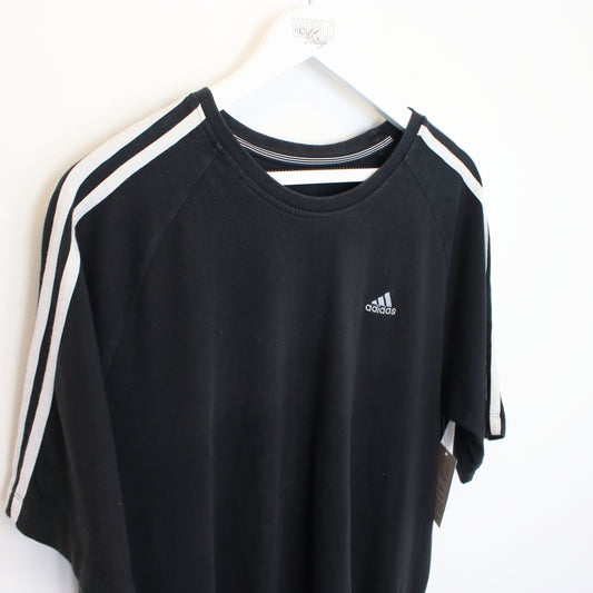 Vintage Adidas T-Shirt in black and white. Best fits L