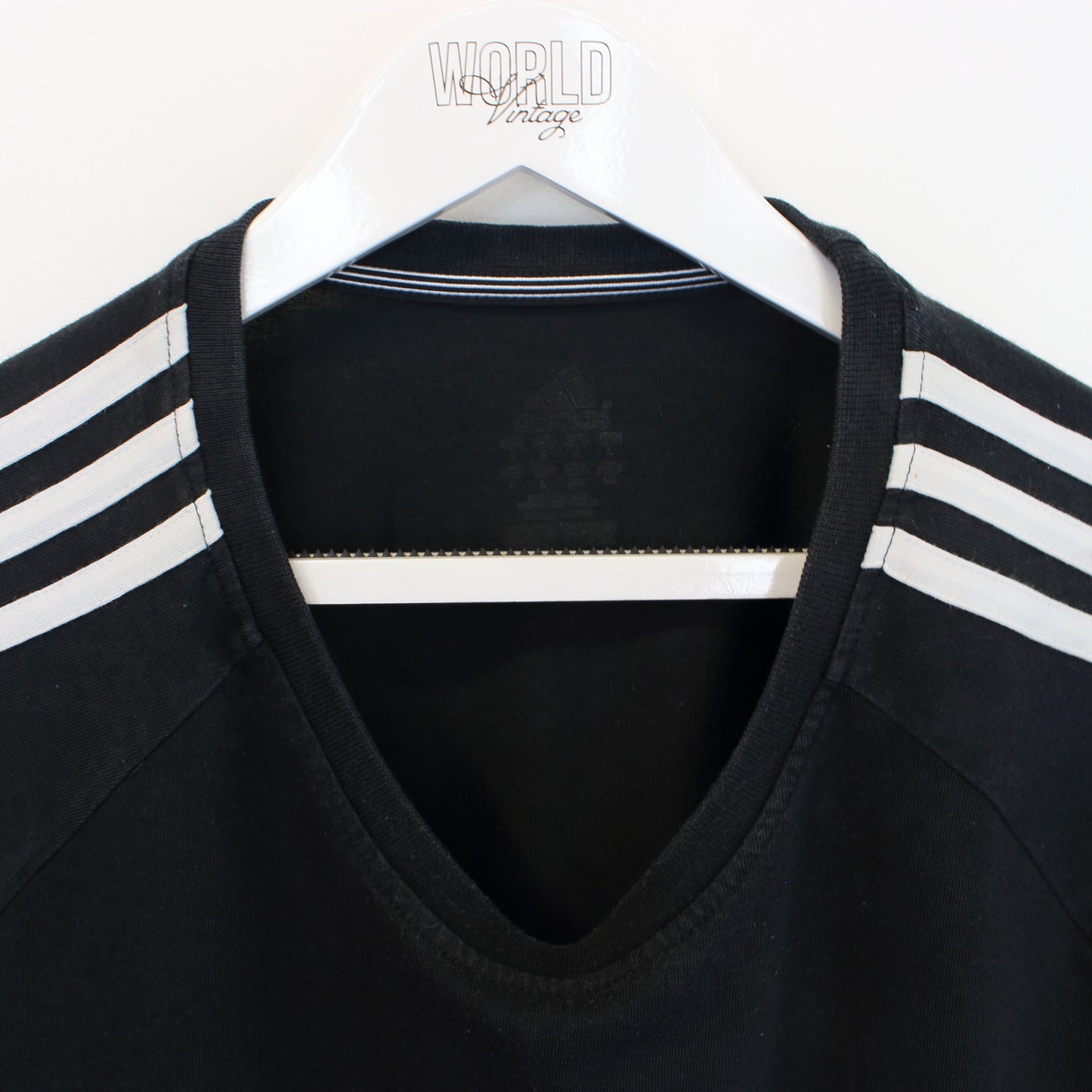 Vintage Adidas T-Shirt in black and white. Best fits L