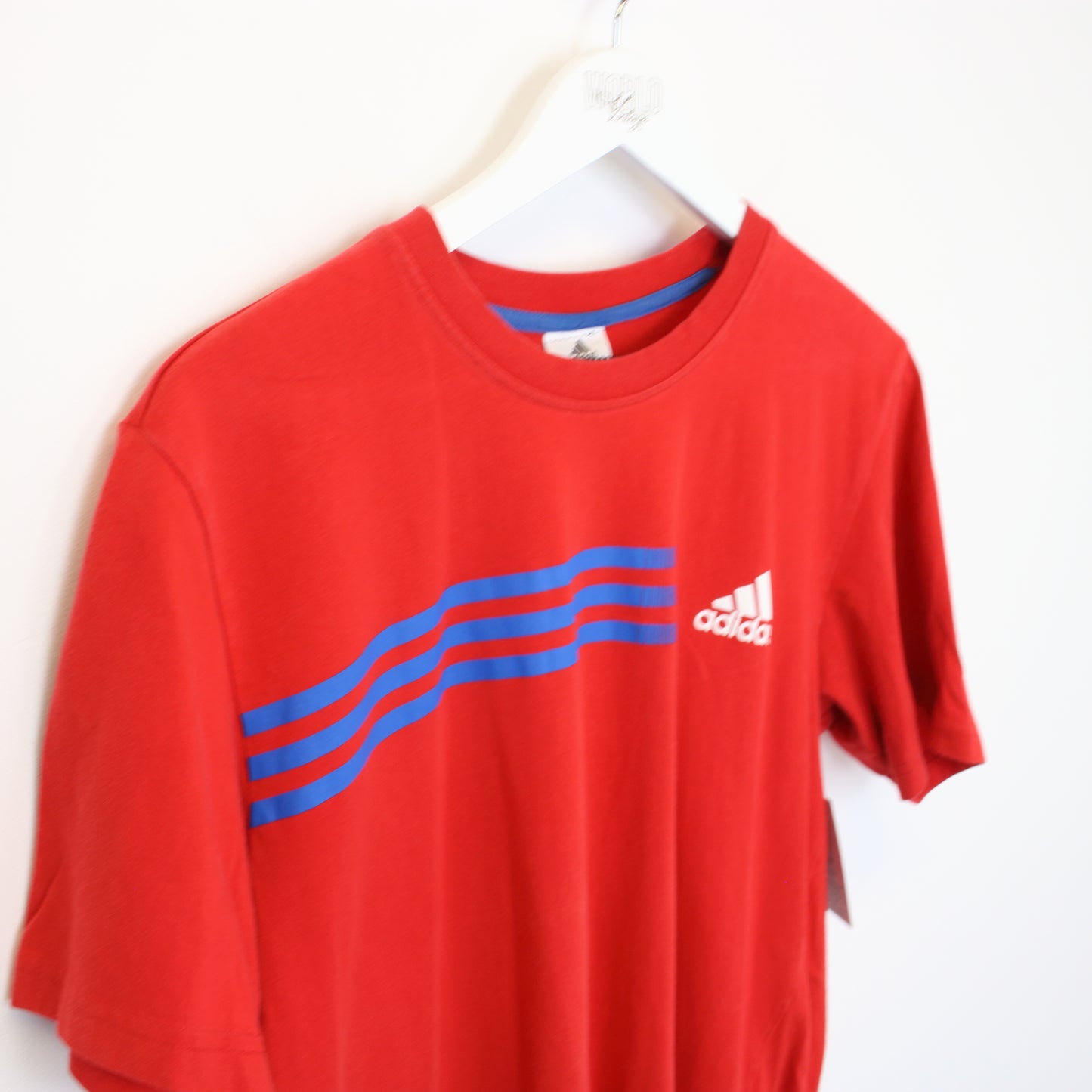 Vintage Adidas T-Shirt in red. Best fits L