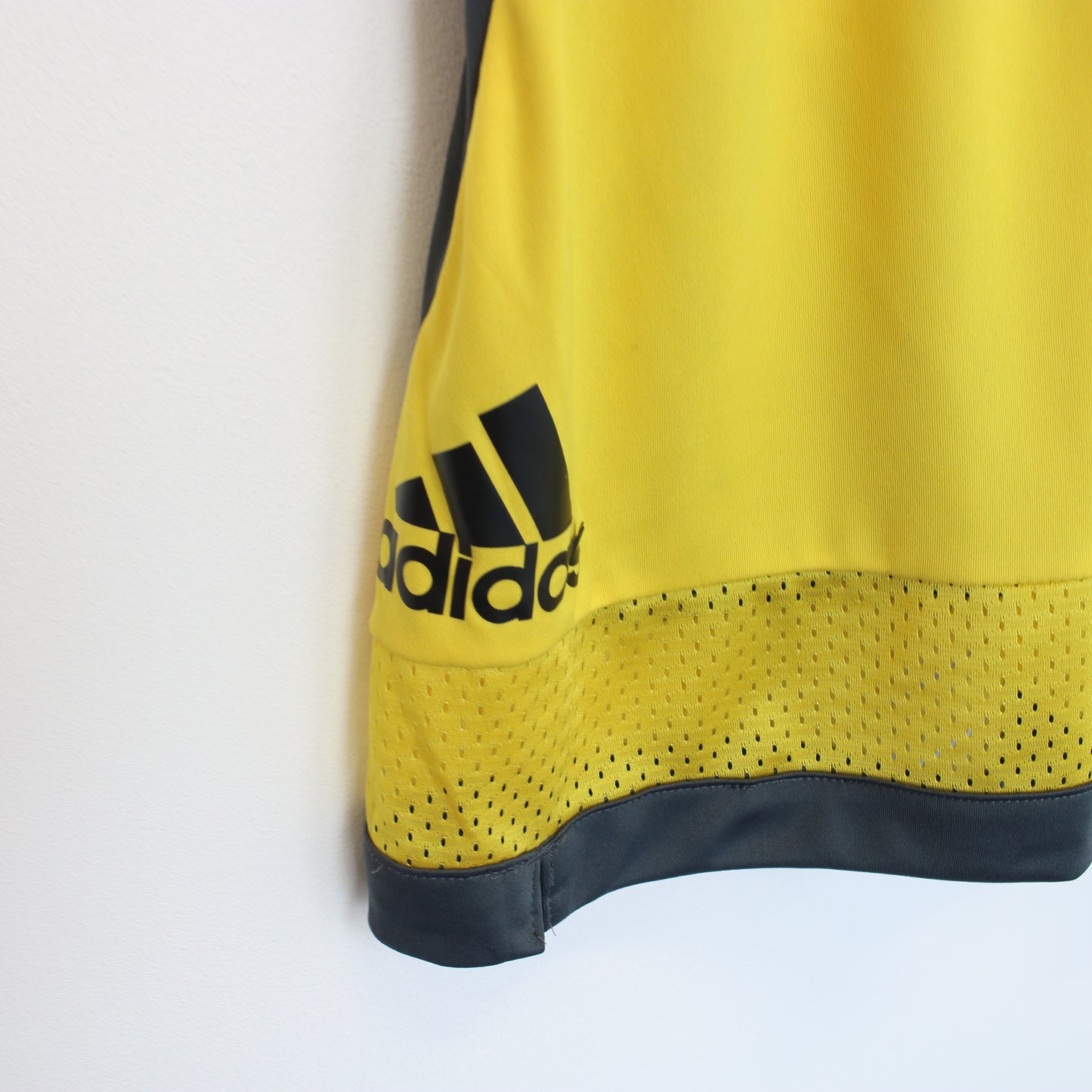 Vintage Adidas shorts in yellow and grey. Best fits XL