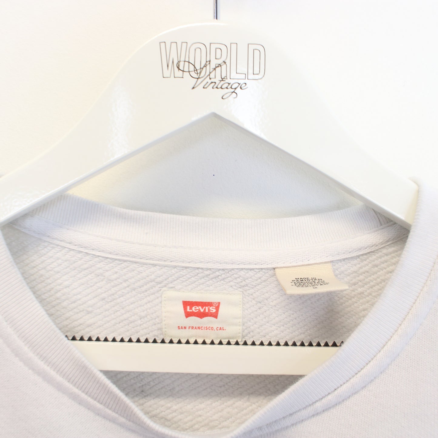 Vintage Levi's sweatshirt in white. Best fits M