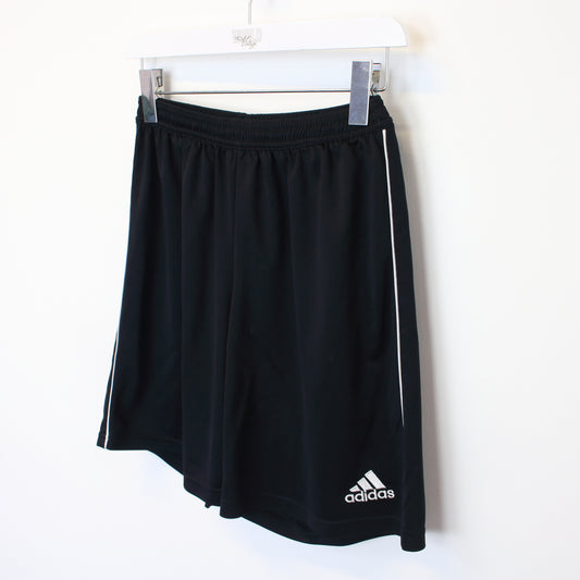 Vintage Adidas shorts in black. Best fits M