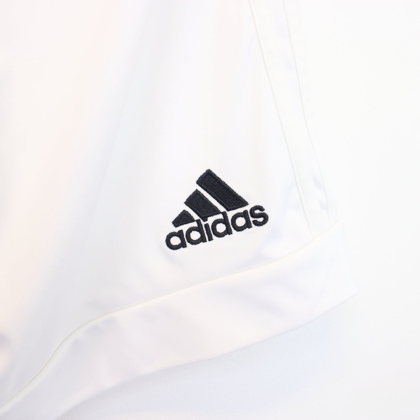 Vintage Adidas shorts in white. Best fits S