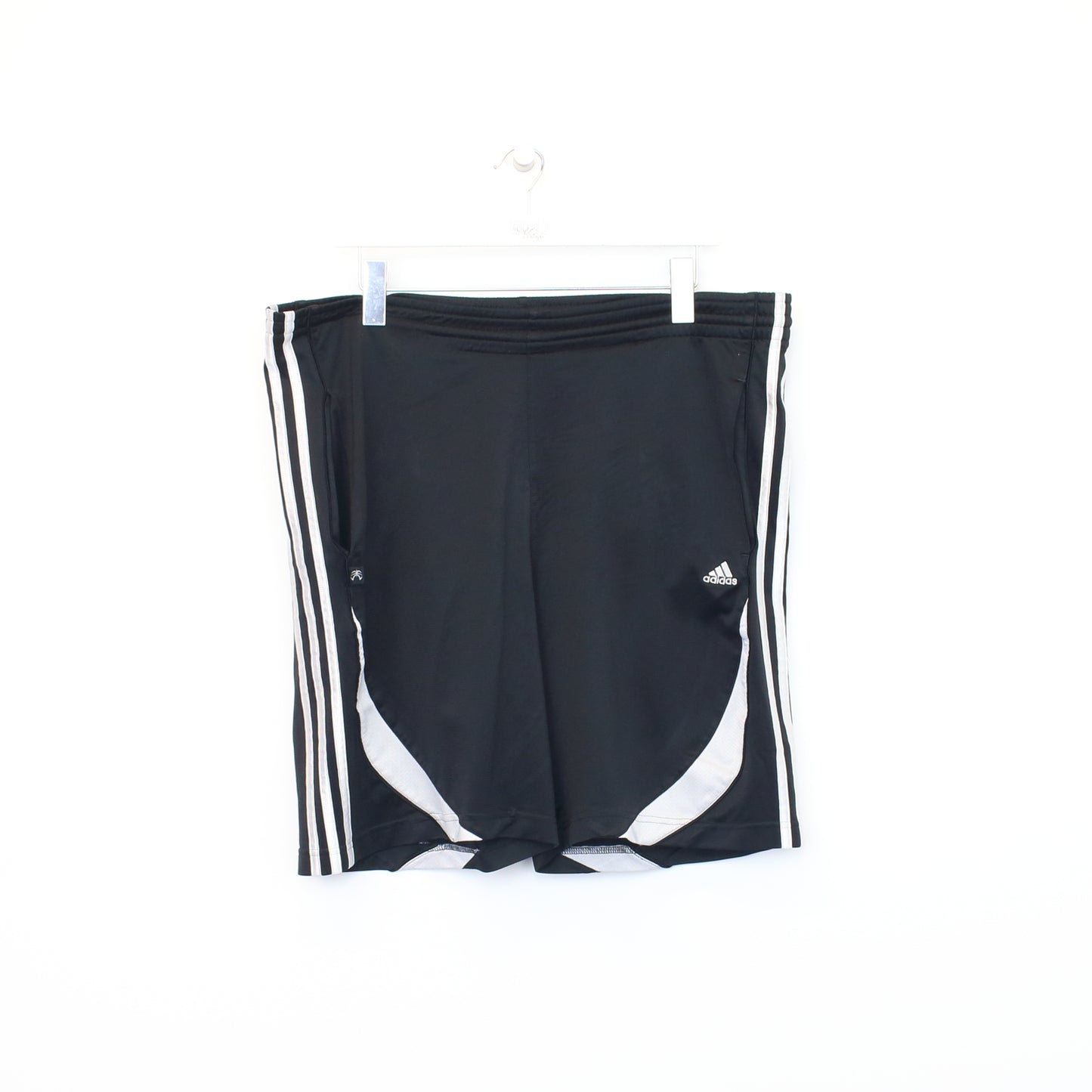 Vintage Adidas shorts in black. Best fits L