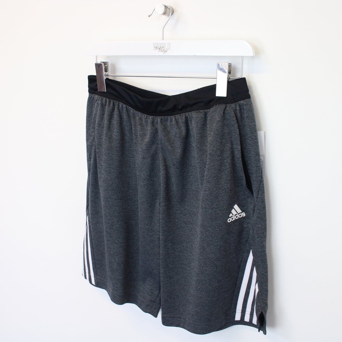 Vintage Adidas shorts in grey. Best fits M