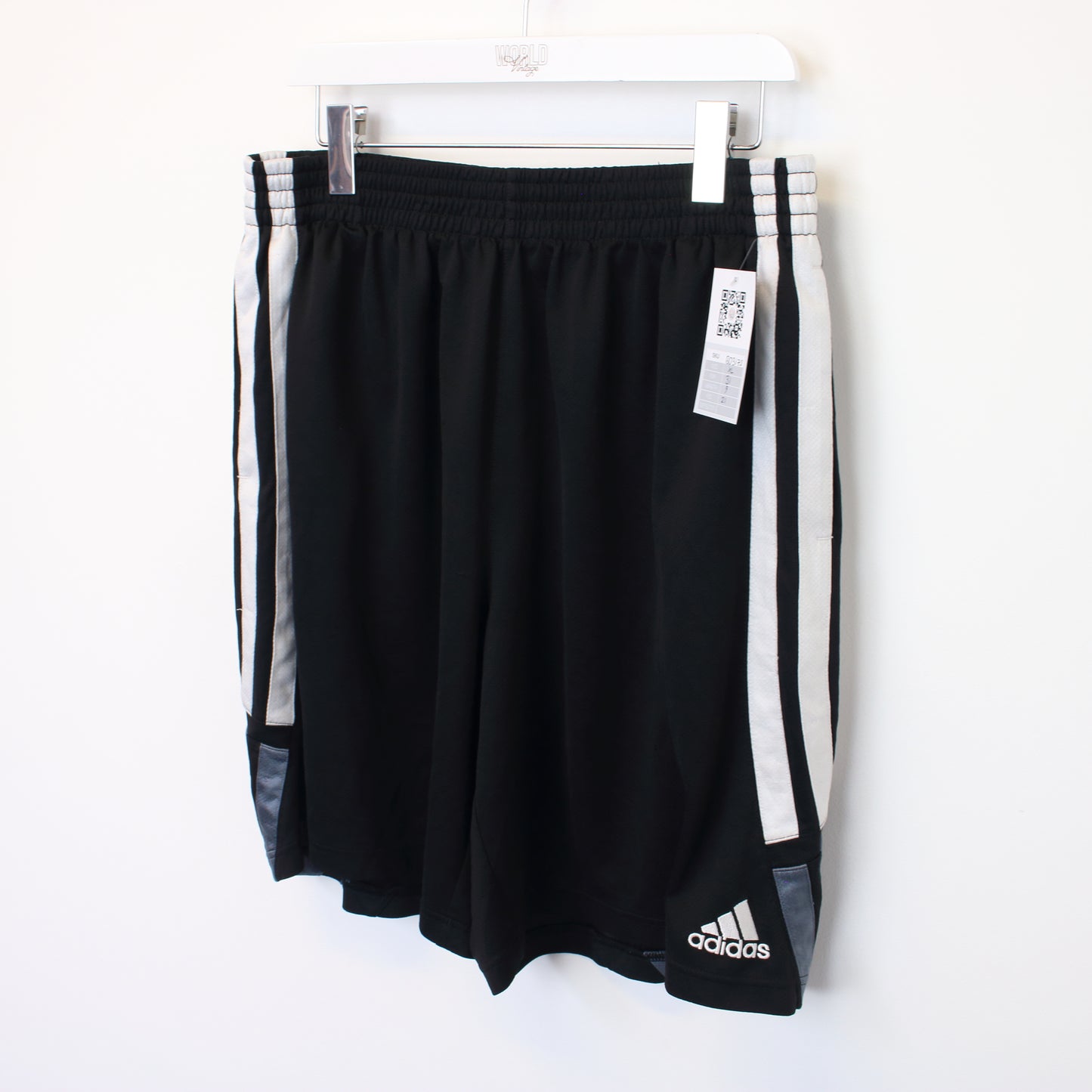 Vintage Adidas shorts in black. Best fits L