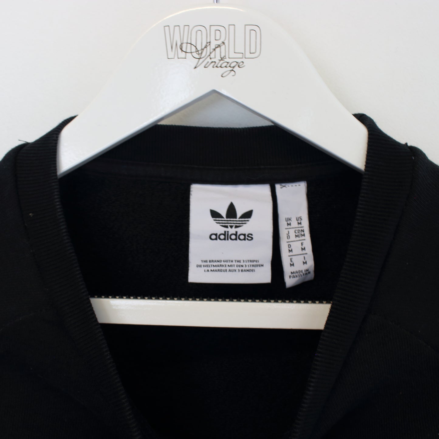 Vintage Adidas sweatshirt in black. Best fits M