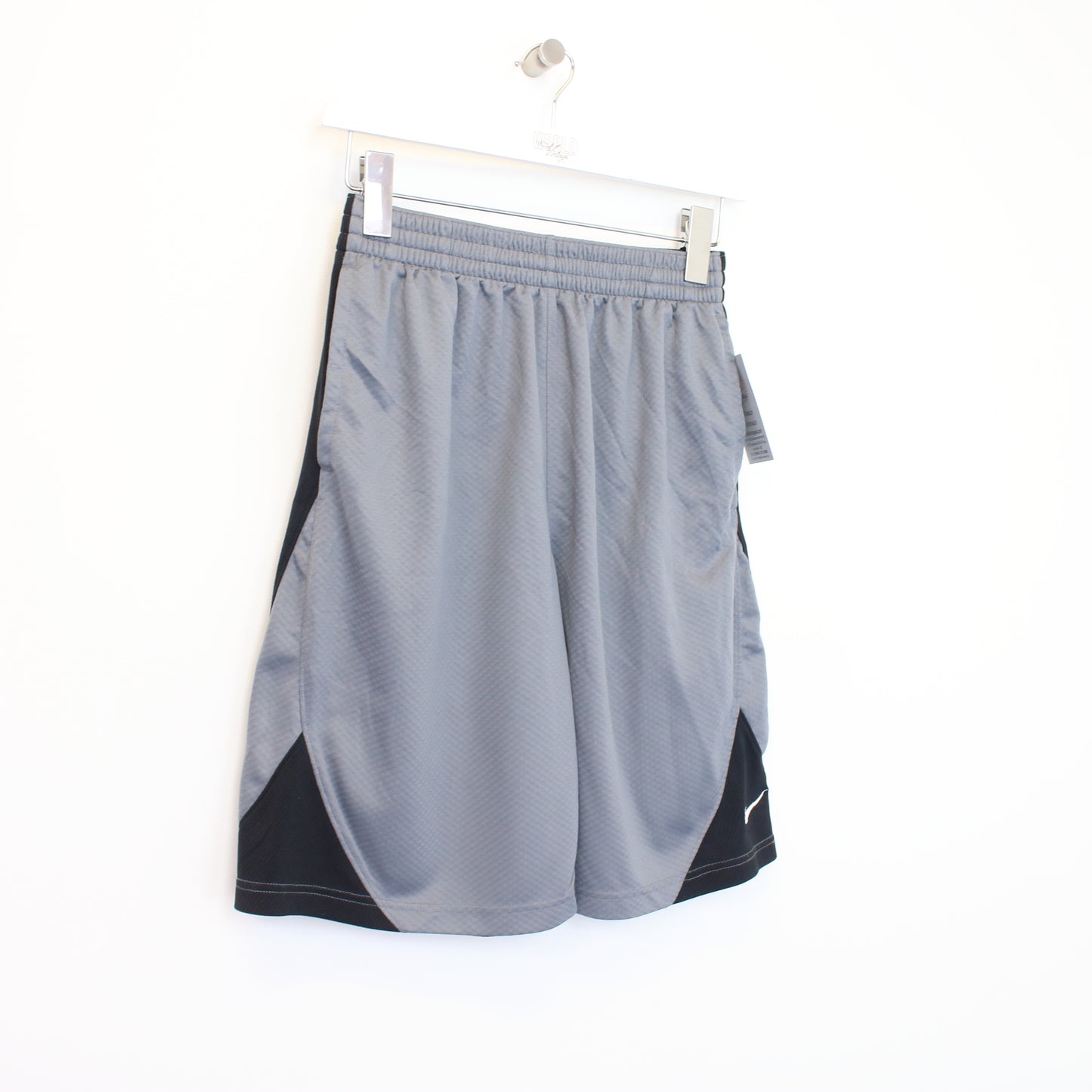 Vintage Nike shorts in grey and black. Best fits S