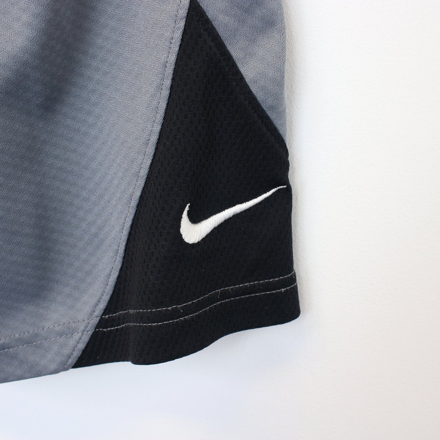 Vintage Nike shorts in grey and black. Best fits S