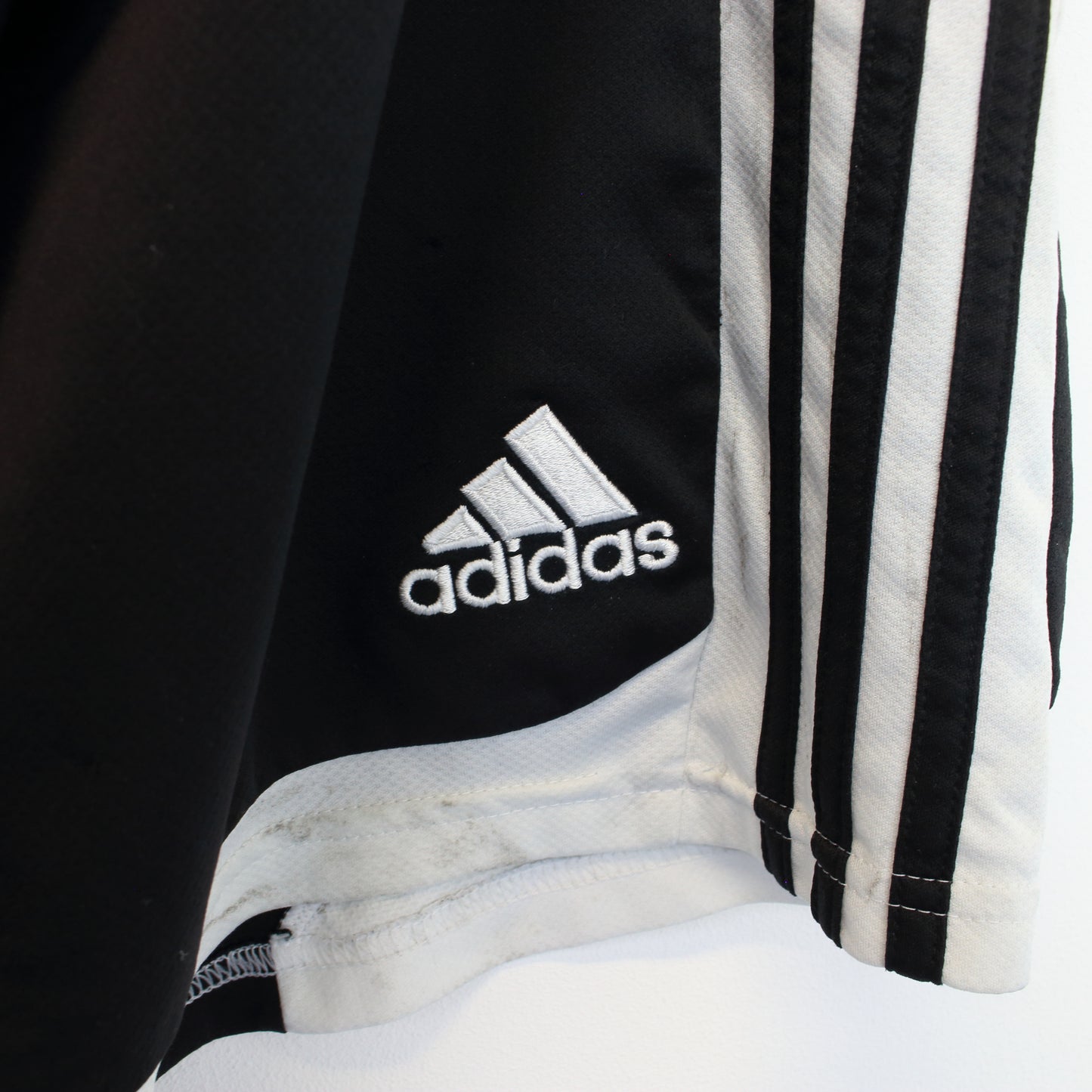 Vintage Adidas shorts in black and white. Best fits M