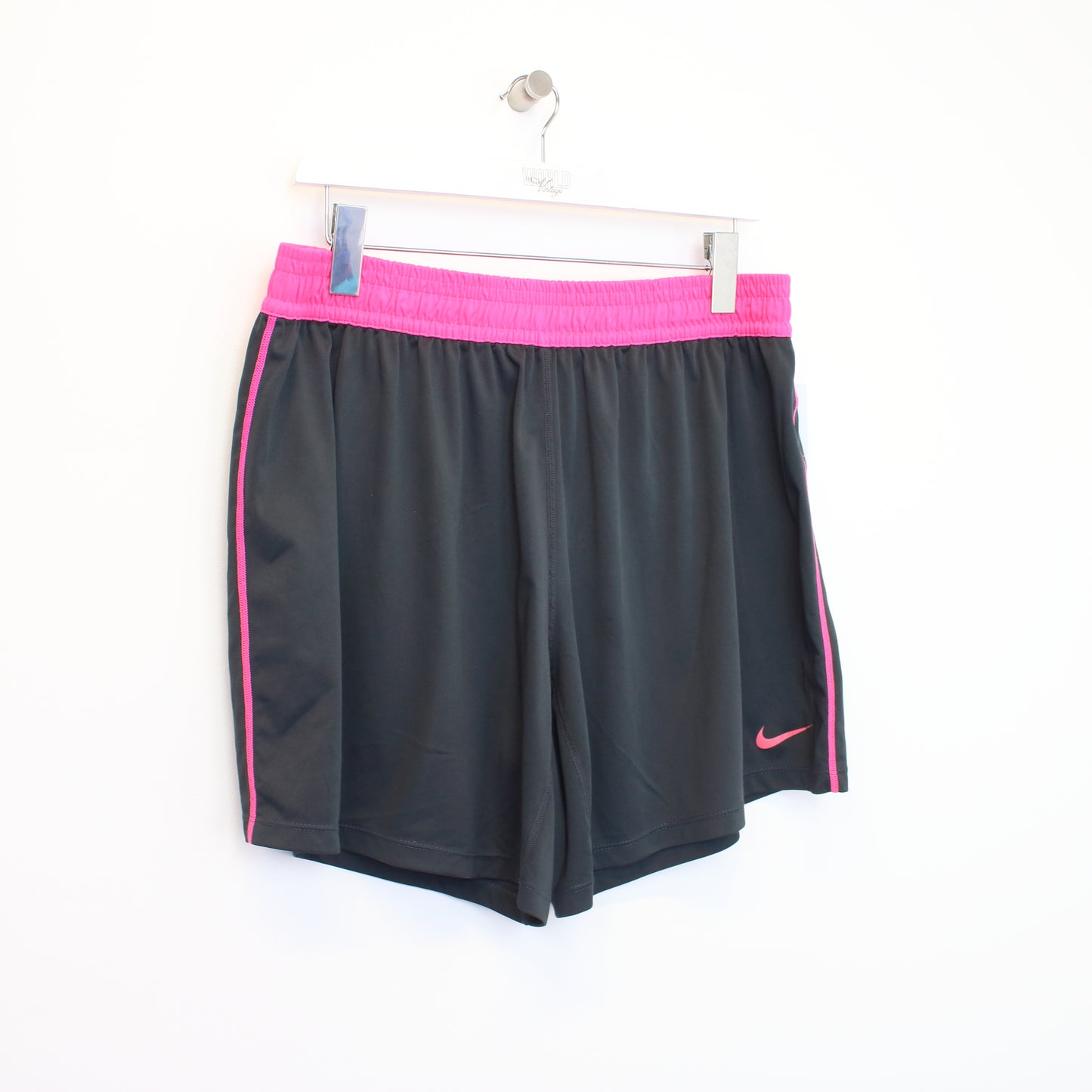 Vintage Nike shorts in grey and pink. Best fits XL